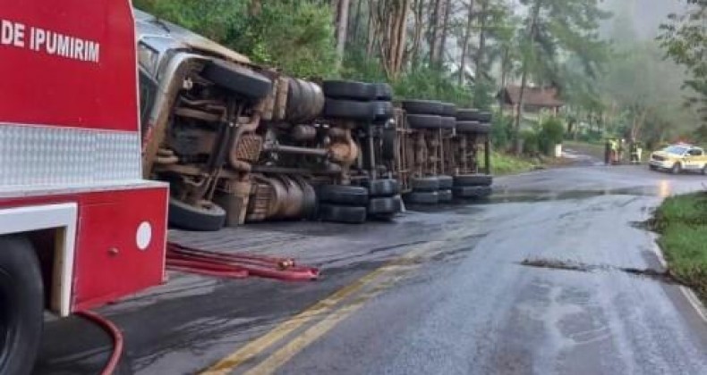 Caminhão tomba e causa transtornos com vazamento de óleo no Oeste de SC.