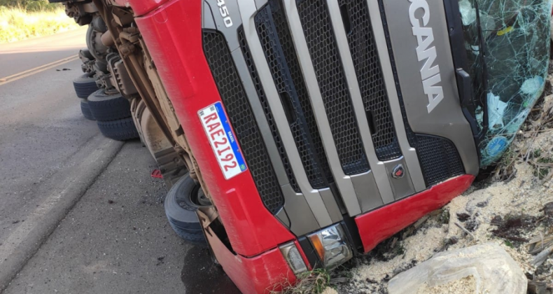 Caminhão tomba na SC160 em Bom Jesus do Oeste