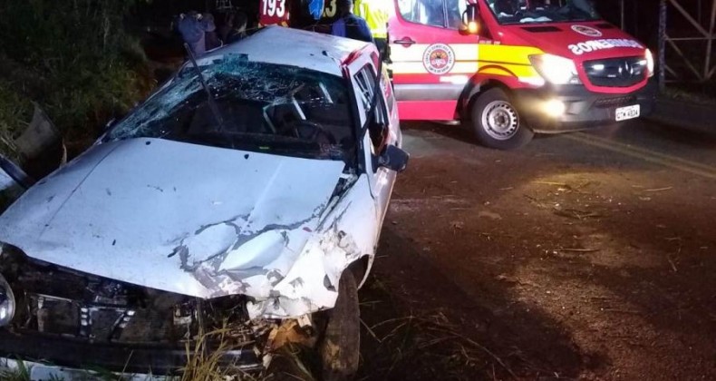 Capotamento deixa motorista e passageiro feridos na SC-157.