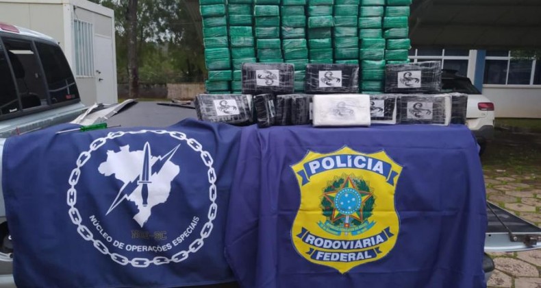 Carga de R$ 20 milhões em droga é apreendida em Chapecó.