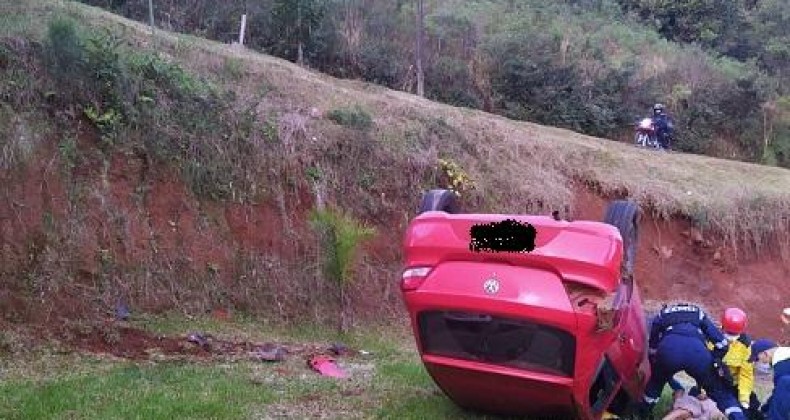 Carro sai da pista e cai em barranco na BR-282.
