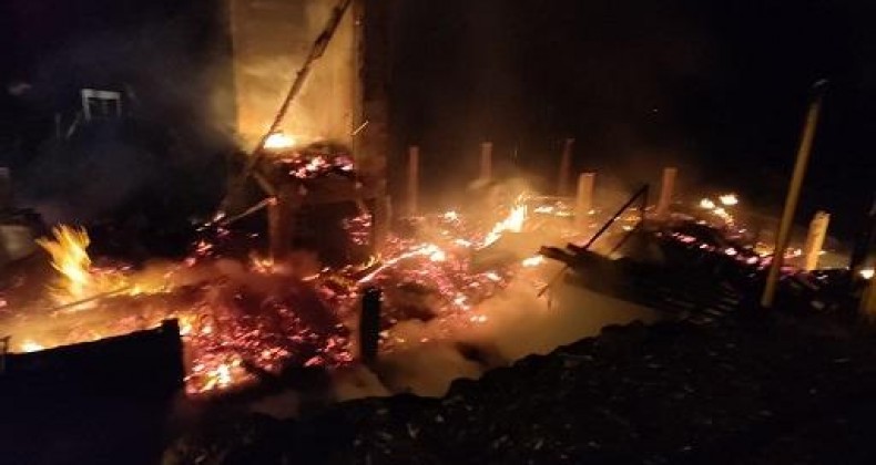 Casa é totalmente consumida pelo fogo no Meio-Oeste de SC.