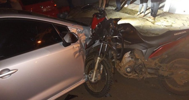 Colisão entre carro e moto deixa motociclista ferido em Maravilha.