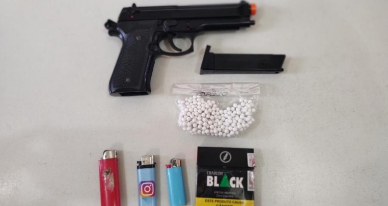 Estudante é apreendido com arma de brinquedo em escola do Meio-Oeste.