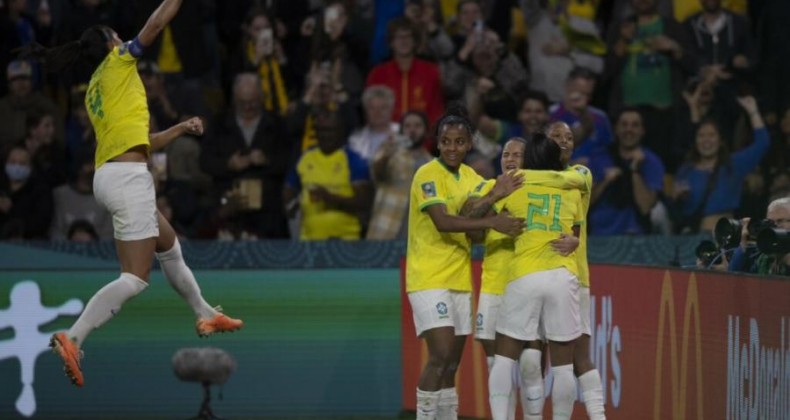 França vence o Brasil por 2 a 1 e assume a liderança do grupo F.