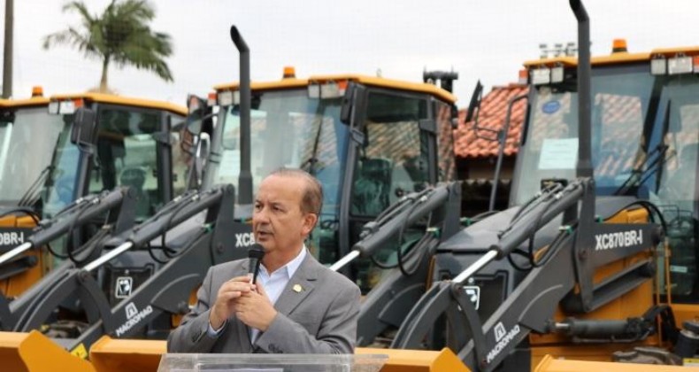 Governador de SC entrega 40 retroescavadeiras a 36 municípios.