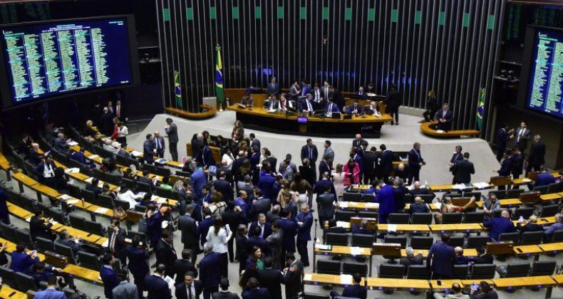 Maioria dos deputados federais de SC vota contra reforma tributária