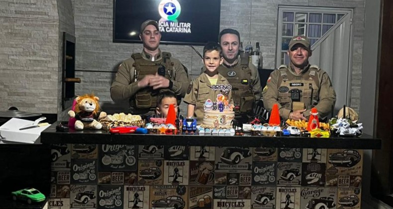 Menino comemora 5 anos e convida policiais para festa.