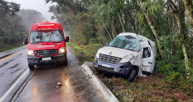 Motorista fica preso em veículo após saída de pista na BR-153