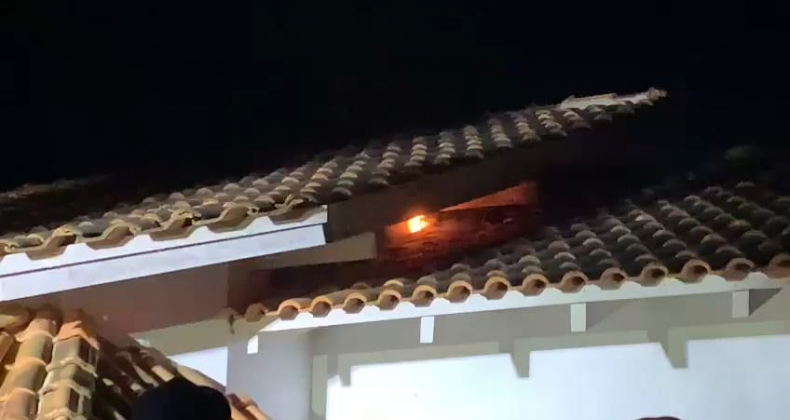Princípio de incêndio foi registado em uma residência em Pinhalzinho.