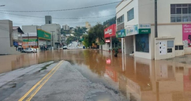 Ruas são interditadas devido as fortes chuvas em Maravilha.