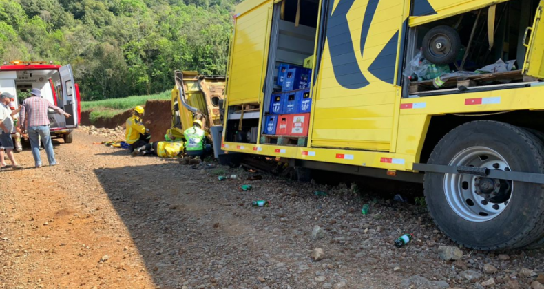Acidente com caminhão é registrado no interior de Pinhalzinho.