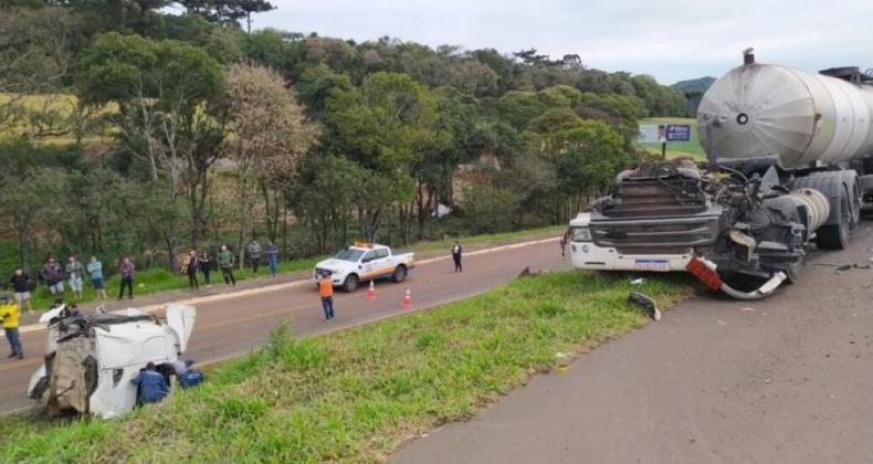 Após violenta colisão, cabine de caminhão é arrancada na BR-282.