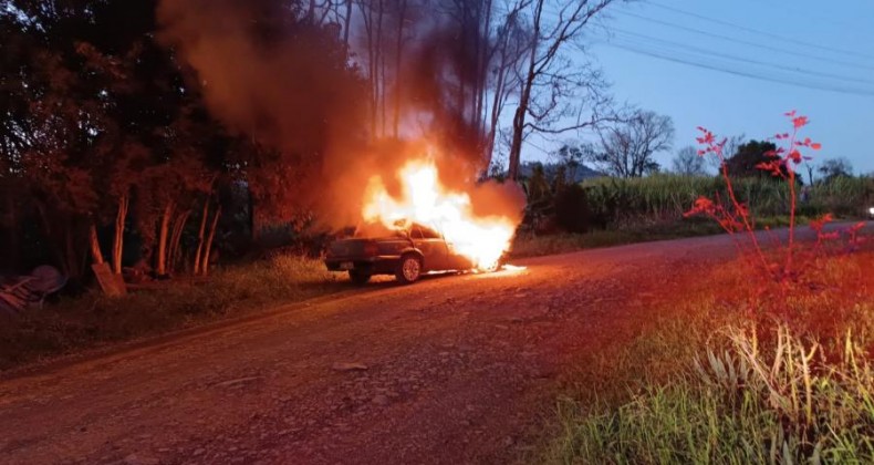 Automóvel é consumido por incêndio em bairro de Concórdia.