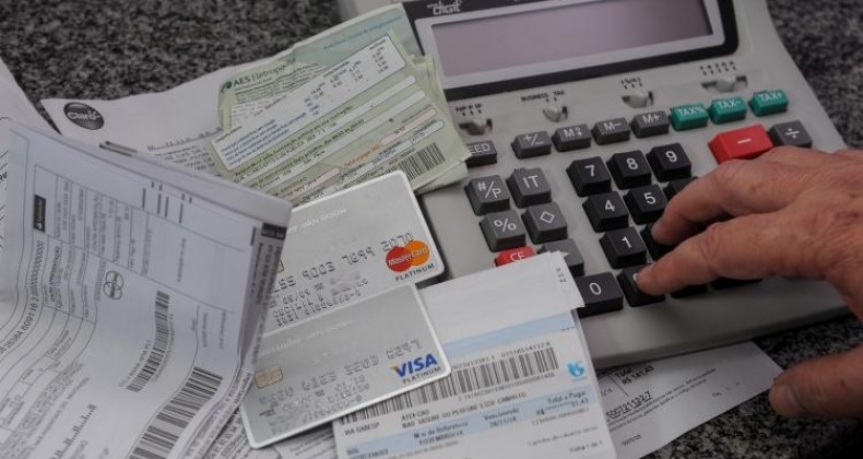 Brasil: Pesquisa aponta que 67% dos brasileiros estão endividados.
