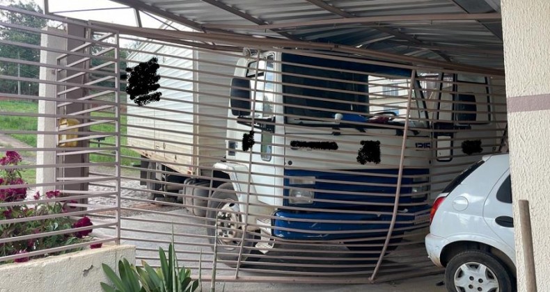 Caminhão invade residência em Chapecó.