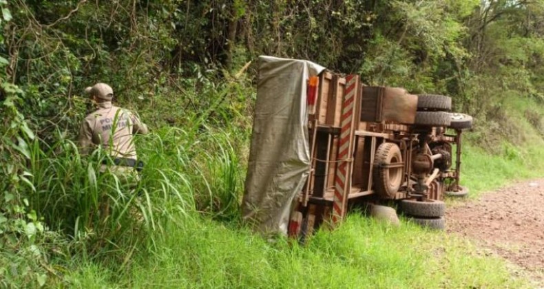 Caminhão tomba e deixa uma vítima fatal no Oeste de SC.