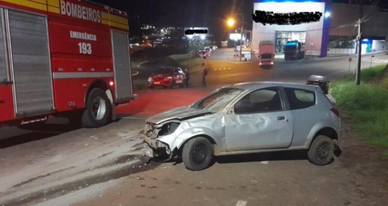 Carro fica destruído após colidir em poste na BR-282.