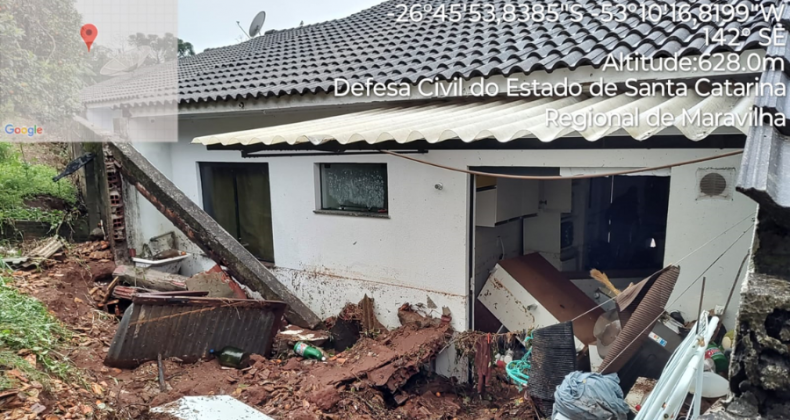 Casa é Destruída após queda de muro em Maravilha.