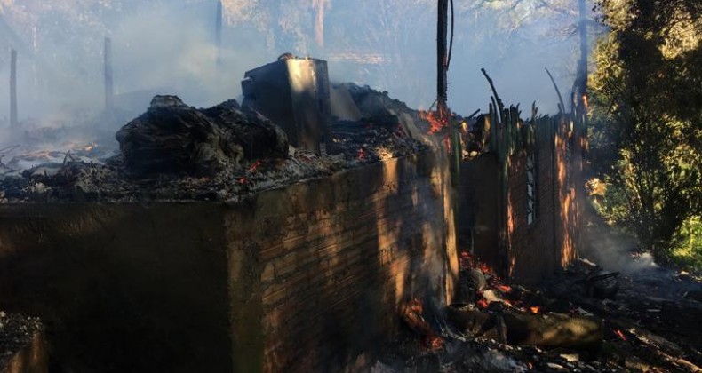 Casa é totalmente destruída pelo fogo no Oeste de SC.