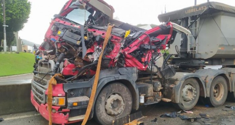 Grave acidente entre caminhão e carreta é registrado em Santa Catarina.