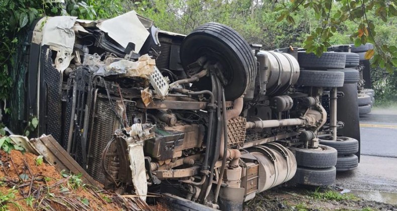 Grave colisão entre carreta e automóvel mata motorista na BR-470.