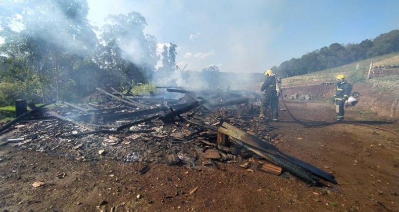 Incêndio consome galpão com madeira na SC 160 em Saudades.