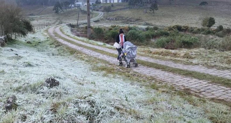 Mãe empurra carrinho de bebê em meio a geada de -4.8ºC