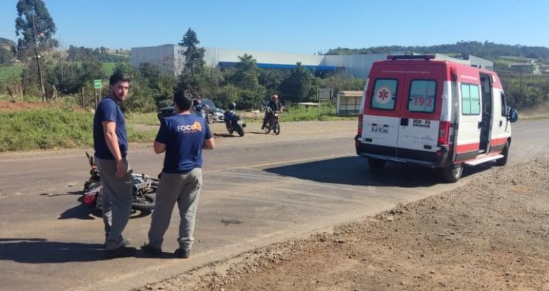 SAMU Atende Vítima de Acidente entre Moto e Caminhão na BR-282