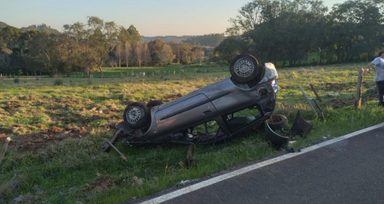 Veículo sai da pista e capota no interior de Iraceminha.