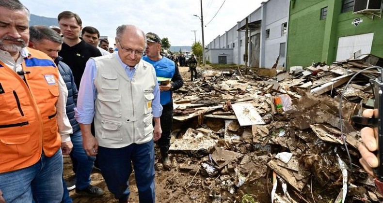 Alckmin anuncia R$ 741 milhões para cidades do RS afetadas por ciclone.