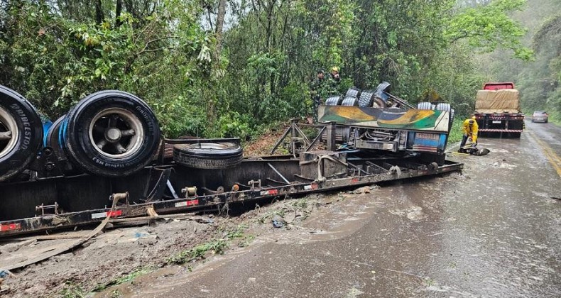 Caminhão com placas de Chapecó tomba na pista no Oeste de SC