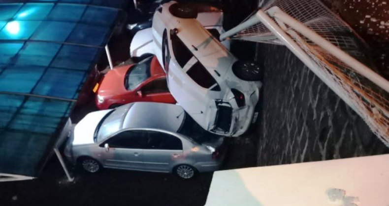 Carro cai em cima de veículos ao despencar de muro em Concórdia.