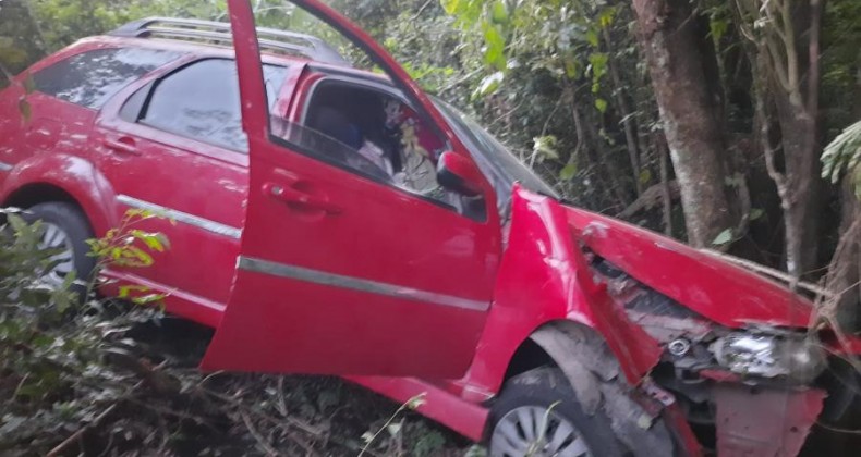 Carro ocupado por duas pessoas cai em ribanceira no Oeste.