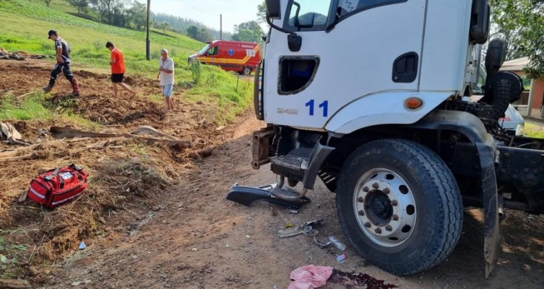 Colisão entre caminhão e moto registrada em Bom Jesus do Oeste.