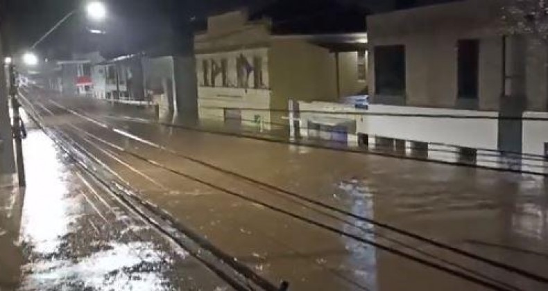 Defesa Civil informa que cidade do RS está embaixo d’água.