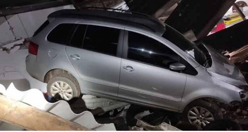 Em Quilombo veículo desce ladeira e para sobre o telhado.