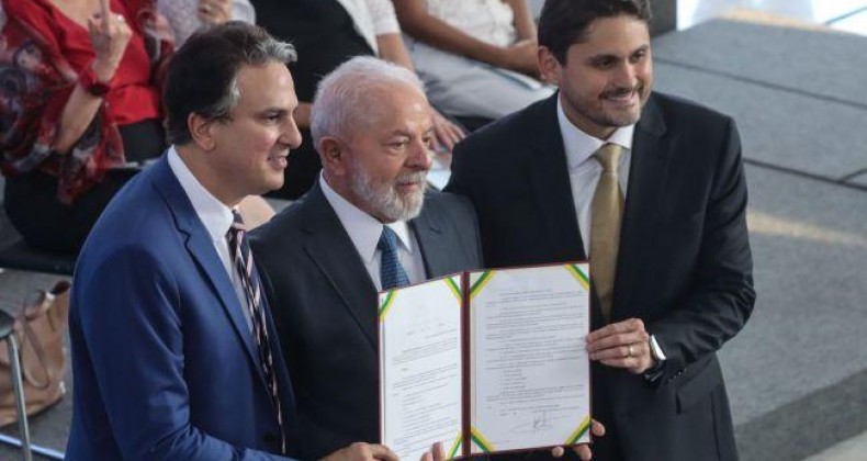 Estudantes do ensino médio terão bolsa para permanecer na escola.