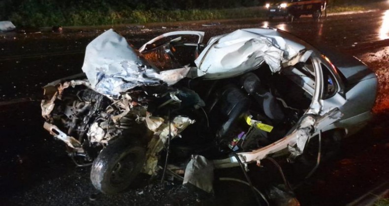 Homem morre após colisão entre carro e ônibus na BR-282.