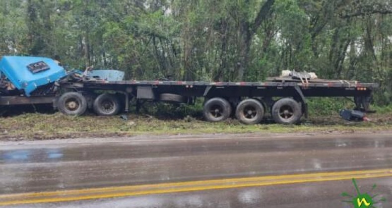 Homem morre após colisão violenta entre caminhões na BR-282, em SC.