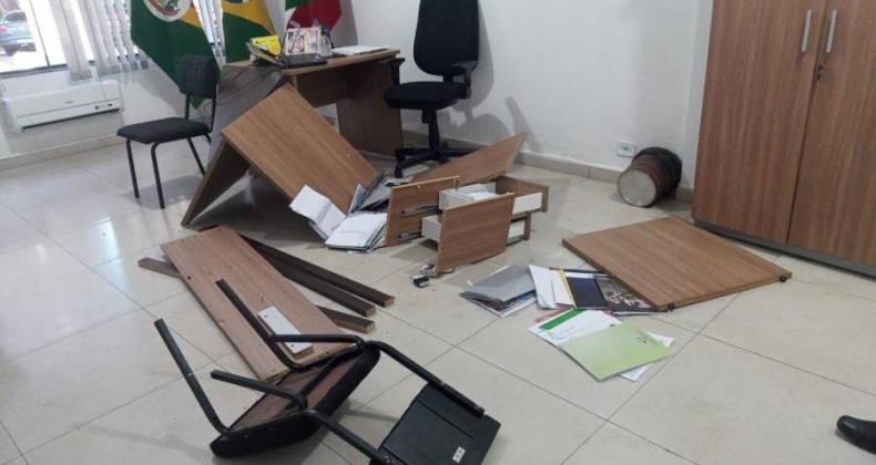 Homem quebra móveis na prefeitura de Riqueza e acaba preso.