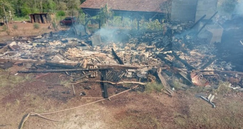 Incêndio destrói casa de madeira no Oeste de SC.