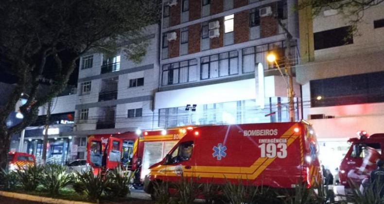 Loja de cosméticos e hotel pegam fogo em Chapecó.