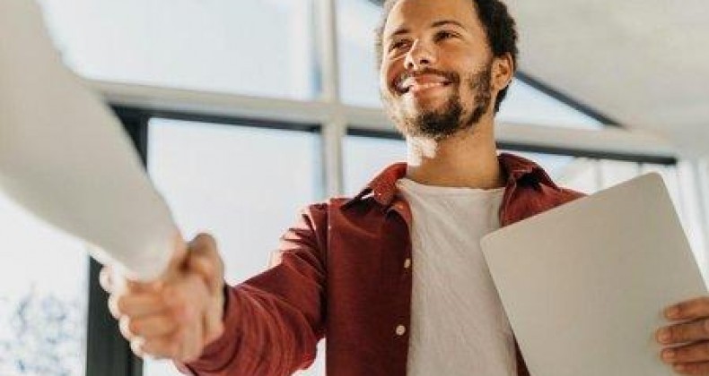 Mais de 6 mil vagas de emprego estão abertas em SC.
