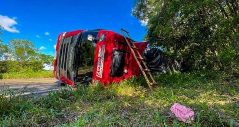 Motorista fica ferido em tombamento de carreta na SC-163.