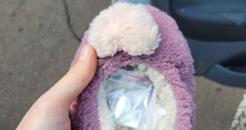 Mulher é presa com drogas escondidas em pantufas infantis em Chapecó.