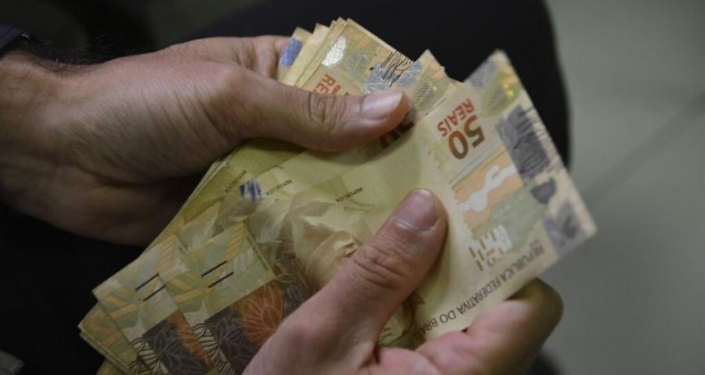 Orçamento de 2024 prevê novo valor do salário mínimo; confira.