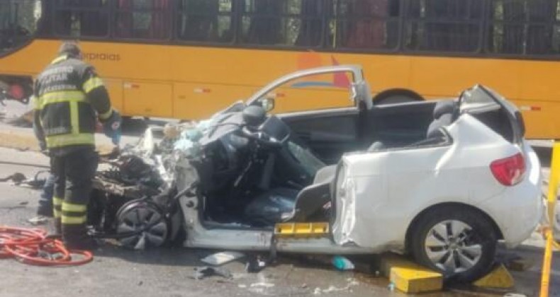 Professora morre após grave acidente entre carro e ônibus.