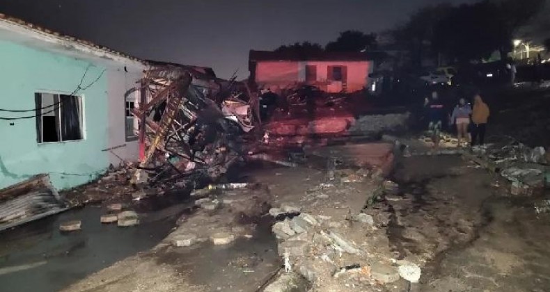 Reservatório se rompe e água destrói casas e carros em SC.
