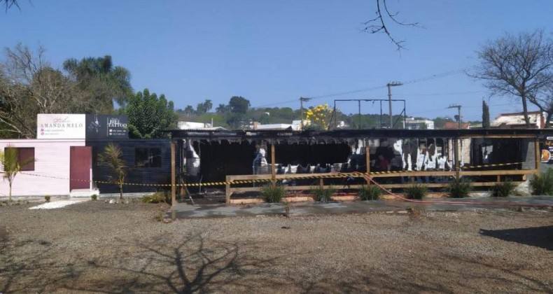 Restaurante feito em container é destruído por incêndio no Oeste.
